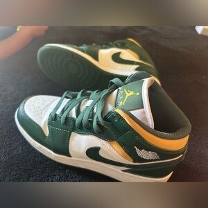 Nike (Jordan Retro 1)